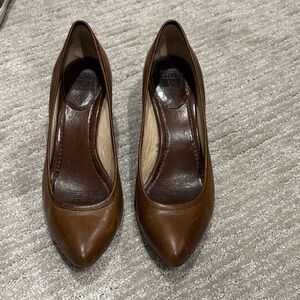 Fry Regina pump Brown 8 1/2.